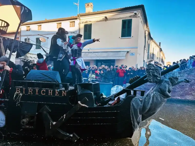 Vivi il Carnevale sull'acqua di Comacchio!