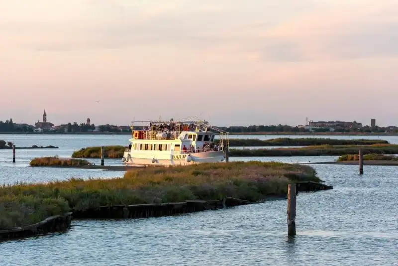 Mit dem Boot vom Meer bis zu den Lagunen mit dem Motorschiff Dalì