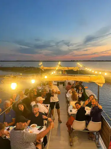 Spéciale Nuit Rose - Dîner et feu d'artifice à bord du bateau à moteur Dalì