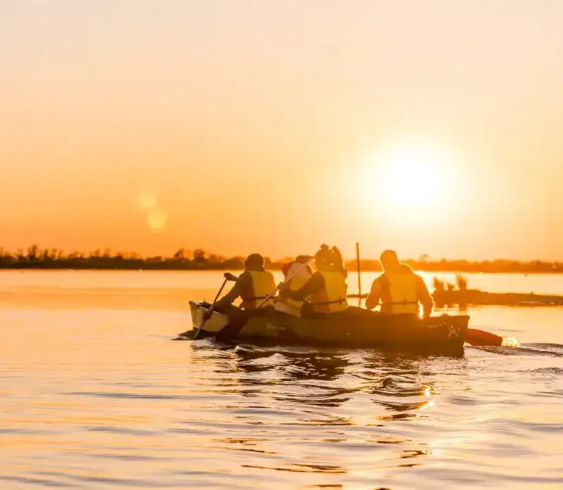 In canoa tra le luci dell'alba