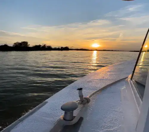 Fahren, bewundern, anstossen: Sonnenuntergand auf dem Po un Aperitif in Goro 
