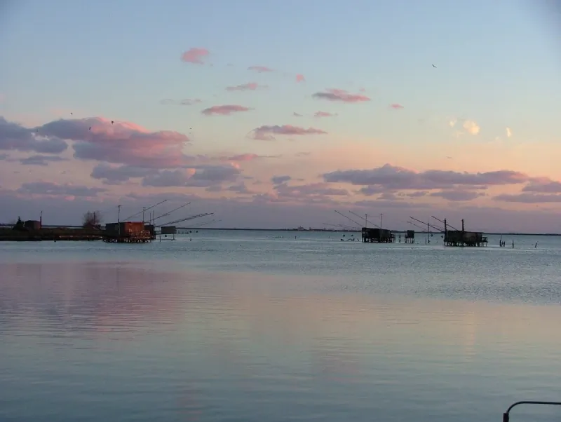 En bateau de Comacchio à l'endroit des anguilles